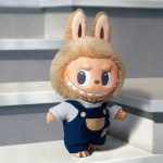 Fãs de LABUBU – Hora de relaxar com a boneca de vinil. de pelúcia