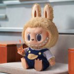 Fãs de LABUBU – Hora de relaxar com a boneca de vinil. de pelúcia
