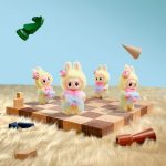 OS MONSTROS – LABUBU Vamos Pendurar Cartas Série Xeque-Mate Pelúcia de Vinil
